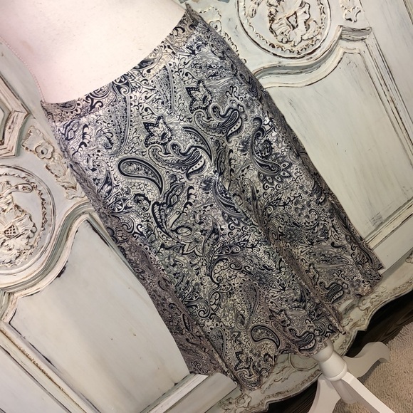 J. Crew 100% Silk Cream and Navy Paisley Print Classic Pleated Skirt Size 4 - Picture 2 of 9